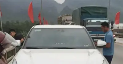 Cô gái nghi để lại ô tô trên cầu rồi mất tích, công an vào cuộc