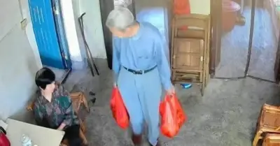 Chủ nhà tốt bụng cho người mù thuê giá rẻ suốt 20 năm, tình người ấm áp