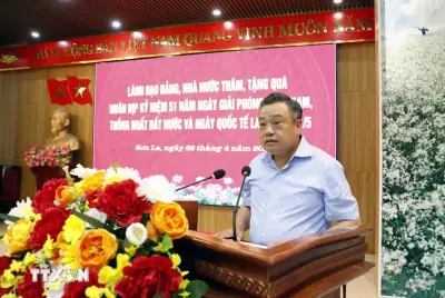 Chủ nhiệm Ủy ban Kiểm tra Trung ương Trần Sỹ Thanh thăm, tặng quà tại Sơn La