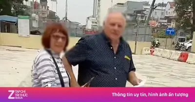 Chủ quán cà phê Hà Nội đuổi theo trả ví cho khách Tây, từ chối tiền cảm ơn