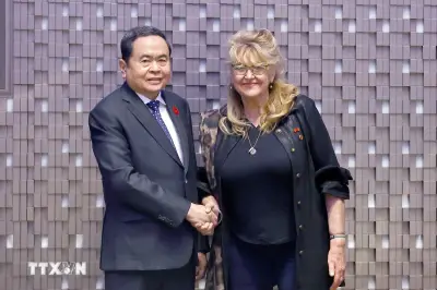 Chủ tịch Quốc hội Vương Đình Huệ gặp gỡ Lãnh sự Danh dự Việt Nam tại Torino, Italia