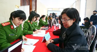 Chiến dịch 'cấp căn cước chuyện chưa kể': Công an Măng Phản Sơn làm đẹp cho cụ già