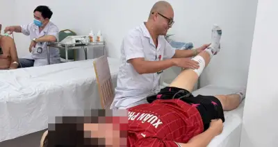 Chấn thương chi dưới gia tăng khi chơi thể thao: Cảnh báo từ các bệnh viện lớn