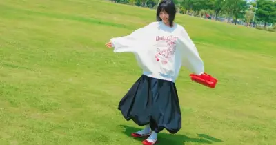 Chân váy và giày búp bê: Công thức quốc dân trở lại đầy cuốn hút