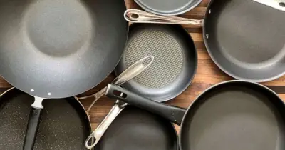 Chảo chống dính: Tiện lợi nhưng tiềm ẩn nguy cơ vi nhựa và hóa chất nếu dùng sai cách