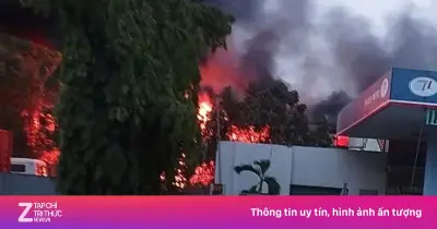 Cháy lớn nhà kho sát cây xăng ở TP.HCM, lực lượng PCCC khống chế kịp thời