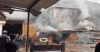 Cháy lớn tại xưởng gỗ ở TP.HCM, hàng chục công nhân thoát nạn an toàn