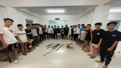 Công an phường Hưng Phú xử lý vụ đánh nhau của 28 thanh thiếu niên, thu giữ nhiều hung khí