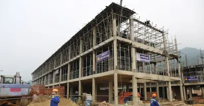 Công trường xây trường nội trú vùng biên Nghệ An: Vượt khó để kịp tiến độ