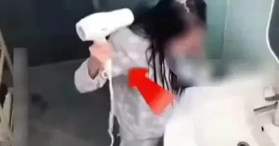 Cảnh báo: Sấy tóc trong phòng tắm sau khi tắm có thể gây cháy nổ, điện giật