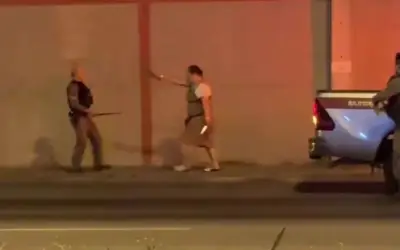 Cảnh sát Thái Lan bị người phụ nữ rối loạn tâm thần đuổi theo bằng dao phay