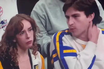 Cặp đôi Mỹ 'chiếm sóng' MXH vì tranh luận gay gắt trên khán đài bóng rổ