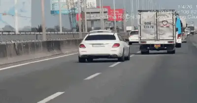 CSGT xử phạt nặng tài xế quên xi nhan khi chuyển làn trên cao tốc
