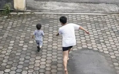 Cậu bé gọi mẹ rồi bất ngờ chạy ra đường, bị xe tải tông trúng ở Wonosobo