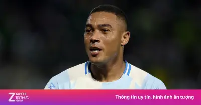 Cựu tiền đạo Tottenham đá hỏng 3 quả penalty trong 6 phút