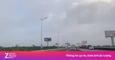 Dừng xe trên cao tốc đi vệ sinh, bị ôtô khách đâm tử vong