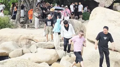 Du lịch biển đảo sôi động, du khách thắt chặt chi tiêu