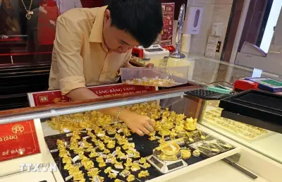 Giá vàng lao dốc mạnh, chạm đáy hơn một tuần do USD mạnh lên