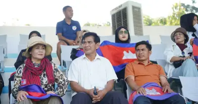 Gia đình Campuchia vượt 12 giờ xe buýt đến Nha Trang cổ vũ con trai thi đấu bóng đá sinh viên quốc tế