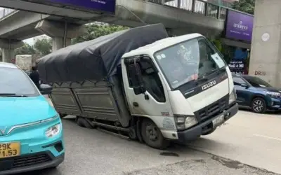 Hà Nội: Xe tải bất ngờ sụt hố khi đang di chuyển trên đường Nguyễn Trãi