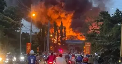 Hỏa hoạn bùng phát tại nhà xưởng sát cây xăng ở TP.HCM, lực lượng PCCC khống chế sau 1 giờ