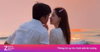 Hòa Minzy và bạn trai Đại úy đón bình minh lãng mạn trên bãi biển