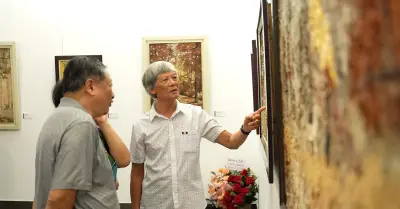 Họa sĩ 60 năm không dùng màu vẽ và cuộc chơi độc đáo với lá cây