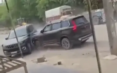 Hai tài xế Ấn Độ đâm xe liên tiếp trên phố, gây hoảng loạn và tranh cãi mạng xã hội