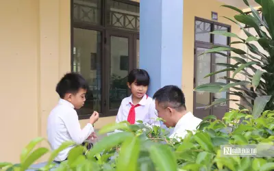Học sinh vùng biên Thanh Hóa ăn mì tôm sống giữa trưa hè chờ trường nội trú