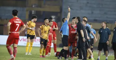 HLV Popov bị truất quyền vì ném thẻ, trợ lý bức xúc bênh vực tại họp báo