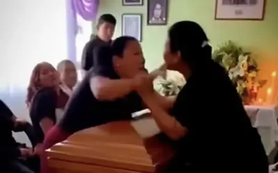 Hỗn loạn tại tang lễ: Hai phụ nữ tranh giành thi thể người yêu chung, nắp quan tài suýt rơi