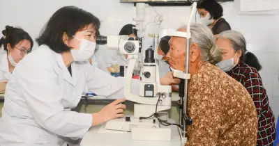 Hàng trăm người dân Long Sơn được khám mắt miễn phí nhân Ngày Sức khỏe toàn dân