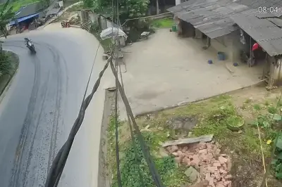 Khách Tây đi xe máy trượt ngã trước mũi ô tô ở khúc cua nguy hiểm