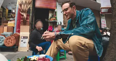 Khách Tây thử món mắt lạnh giòn sần sật ở vỉa hè Hà Nội, khen ngon khó tin