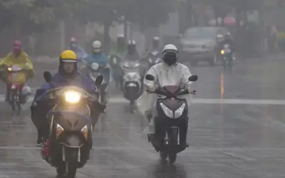 Không khí lạnh tràn xuống, Bắc Bộ đối mặt mưa dông và nắng nóng gay gắt