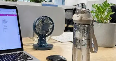 Không phải bàn phím: Bình nước cá nhân mới là thứ bẩn nhất trên bàn làm việc