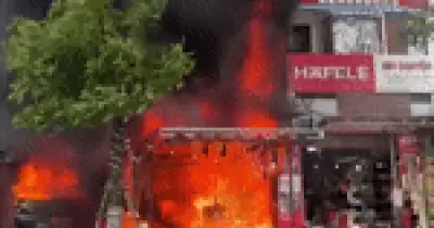 Kho Hàng Bốc Cháy Dữ Dội, Xe Bán Tải Bị Thiêu Rụi Tại Hà Nội