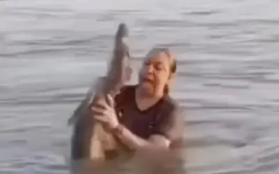 Kinh Hoàng: Phụ Nữ Tắm Sông Vô Tình Bắt Trúng Cá Sấu Con, Hét Thất Thanh