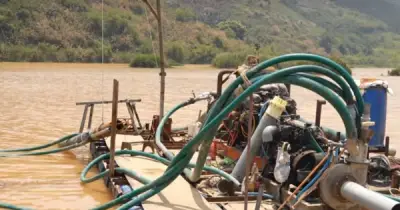 Lực lượng chức năng phát hiện và thu giữ máy móc khai thác cát trái phép tại hồ thủy điện Đạ Chomo 2