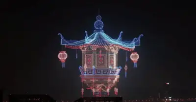 Màn trình diễn drone siêu khủng giữa bầu trời đêm, thiết lập kỷ lục thế giới