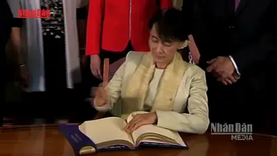 Myanmar Ân Xá Cựu Tổng Thống Win Myint, Giảm Án Cho Bà Aung San Suu Kyi