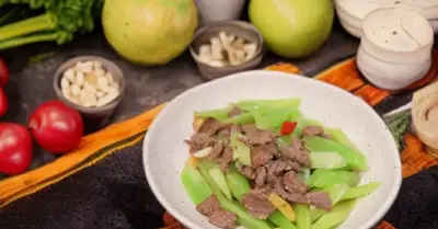 Ăn nhiều rau muống tháng 4 xào thịt bò giúp ngủ ngon, bổ khí huyết