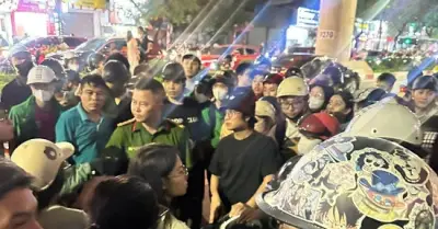 Nữ tài xế bị tấn công trên đường Xuân Thủy, ngất xỉu tại chỗ