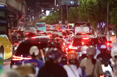 Nửa đêm người dân về quê, nút giao cửa ngõ phía Nam Hà Nội kẹt cứng