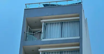 Nam thanh niên thoát chết thần kỳ sau cú rơi từ tầng 7 xuống đất