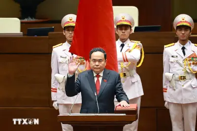 Đồng chí Trần Thanh Mẫn nhận điện thư chúc mừng sau khi được bầu giữ chức Chủ tịch Quốc hội