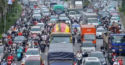 Đường gom đại lộ Thăng Long ùn tắc nghiêm trọng do thi công tuyến metro số 5