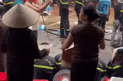 Người dân quạt mát cho lính cứu hỏa sau đám cháy ở Phú Thọ gây xúc động