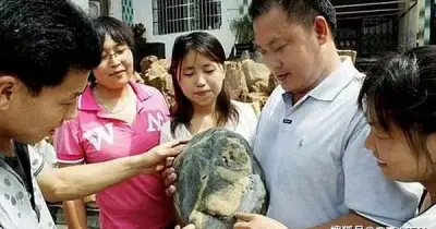 Người đàn ông nhặt được viên đá hình gấu trúc quý hiếm, định giá hơn 500 tỷ đồng