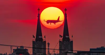 Nhiếp ảnh gia 'phục kích' 7 ngày chụp mặt trời 'nuốt trọn' máy bay giữa tháp nhà thờ